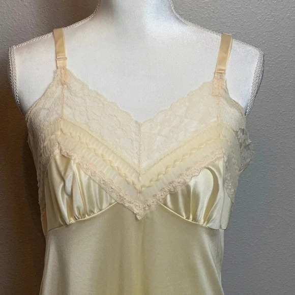 VINTAGE lingerie by Vincent. Ivory color with lace trim. - Picture 2 of 10